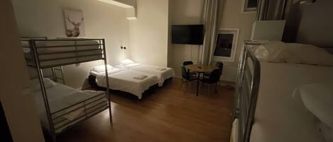 Estúdio econômico | Quartos à prova de som, Wi-Fi de cortesia, roupa de cama