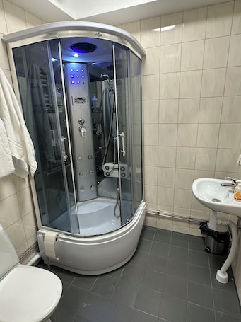 Shower, free toiletries, hair dryer, towels. Hotell Salem