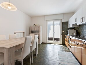 Microwave, oven, stovetop, dining tables - Apartment in Predazzo near Dolomites Trails (Predazzo)