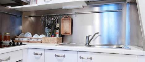 Réfrigérateur, un four, surface de cuisson