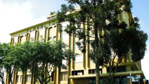 A multi-story building with a sign reading "PLANALTO HOTEL". - Planalto Hotel (Canoinhas)