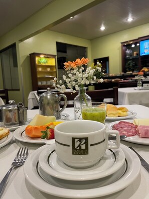 Desayuno completo gratuito y diario