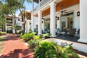 Outdoor dining - PRIVATE BEACH/POOL ACCESS-Spacious and Comfortable-Relaxing Outdoor Space (Rosemary Beach)