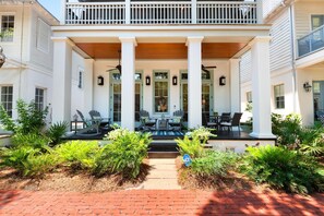 Terrace/patio - PRIVATE BEACH/POOL ACCESS-Spacious and Comfortable-Relaxing Outdoor Space (Rosemary Beach)