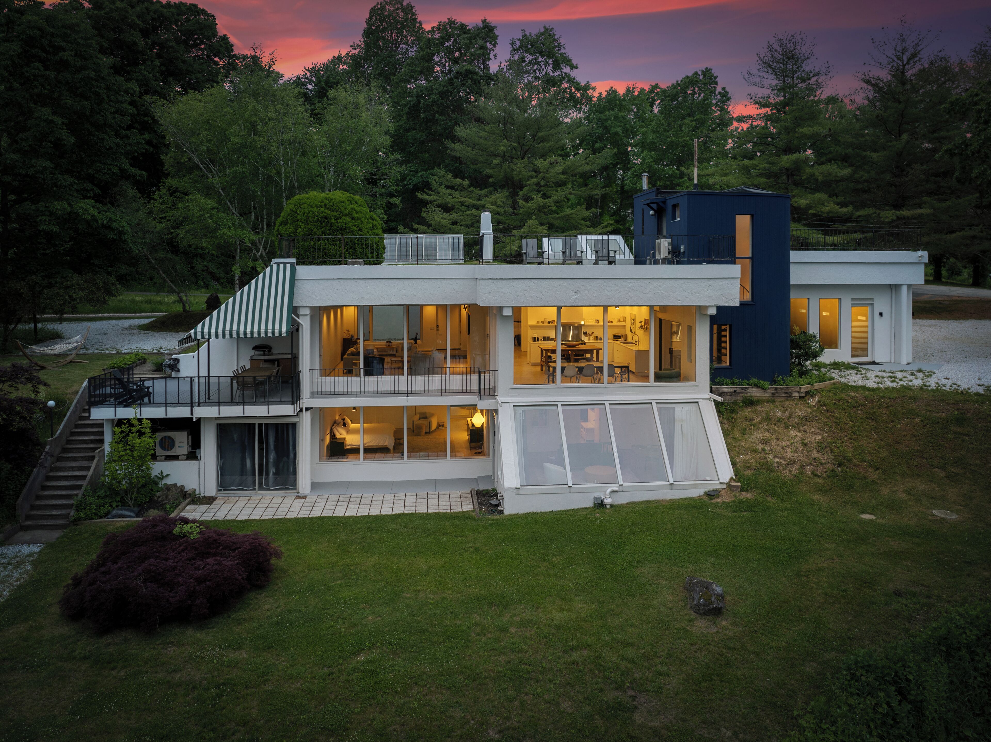 3Bed/3Bath Modern Lakefront Retreat