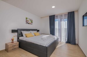 2 bedrooms, desk, free WiFi, bed sheets