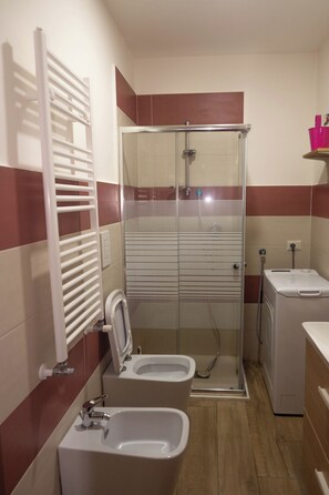 Dusche, Haartrockner, Bidet, Handtücher