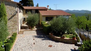 Property grounds - Holiday Home in Montecarelli with Pool (Montecarelli)