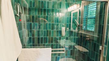 Douche, sèche-cheveux, serviettes fournies, savon