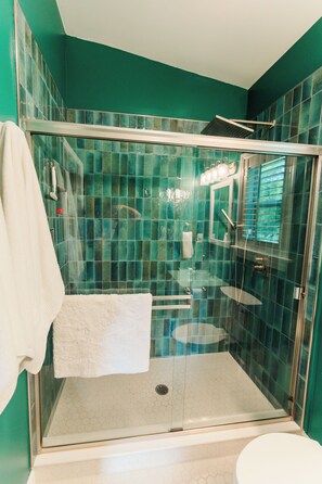 Douche, sĂšche-cheveux, serviettes fournies, savon