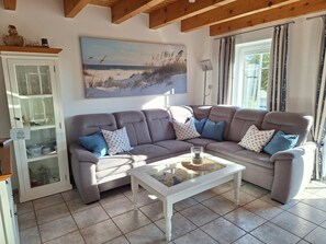 Smart-TV, DVD-Player, Bücher, Stereoanlage