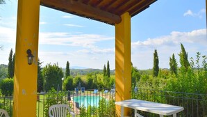 A covered outdoor area with a pool, chairs, and a table. - Farmhouse in Vinci near Leonardo's Birthplace (Vinci)