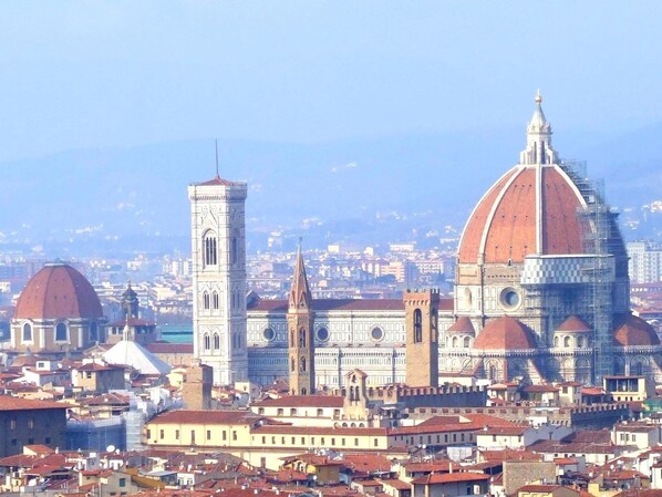 A cityscape with prominent historical architecture, including a large cathedral with a dome and a bell tower. - Farmhouse in Vinci near Leonardo Museum (Vinci)
