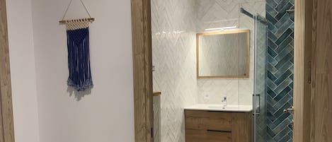 Doccia, asciugacapelli, asciugamani, sapone