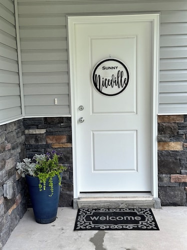SUNNY NICEVILLE! Very Nice, 3/2.5 Townhome .04 mile from water!