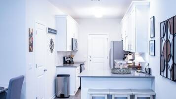 雪櫃、微波爐、焗爐、爐具