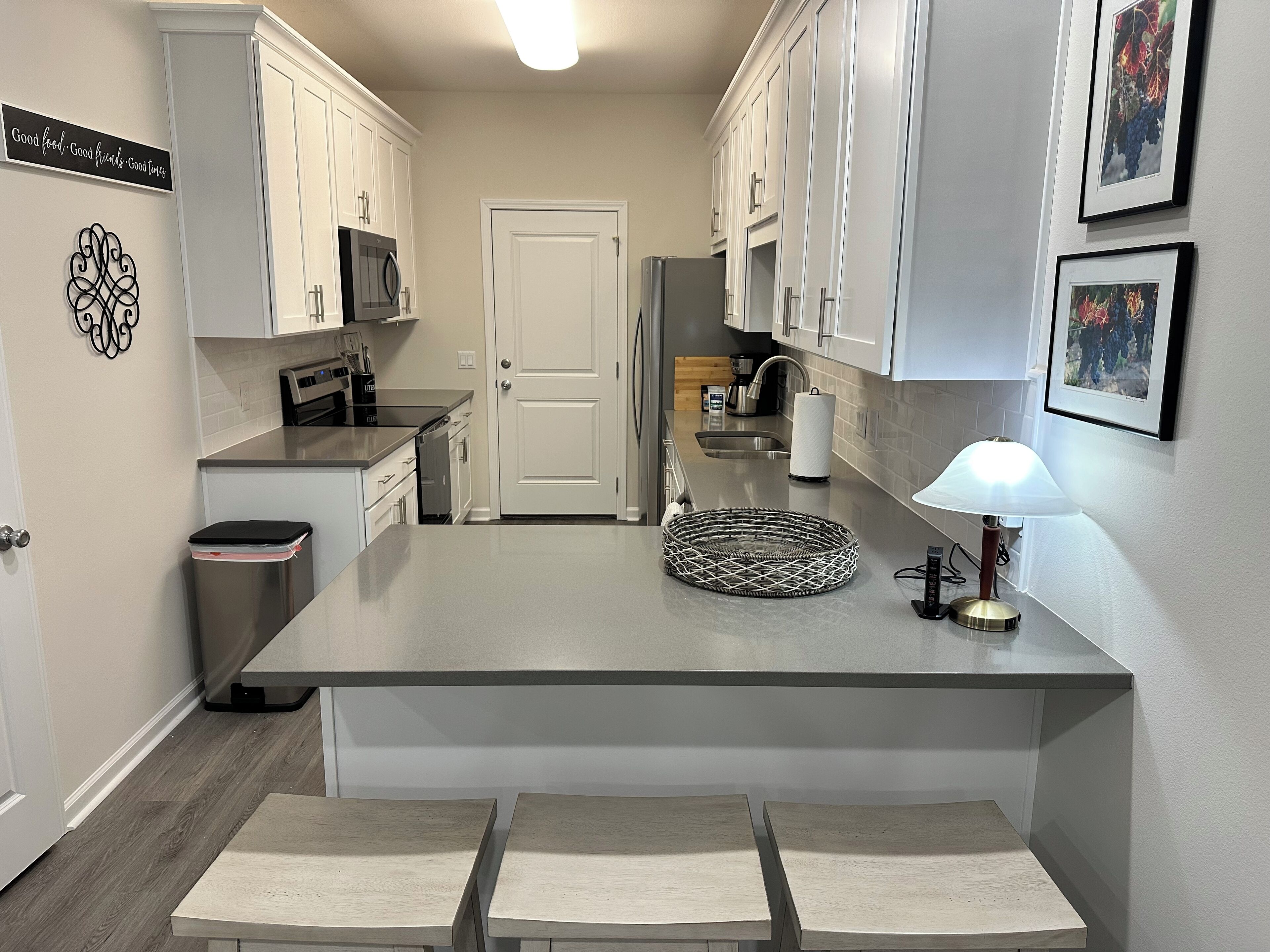 Kjøleskap, mikrobølgeovn, ovn og kokeplater