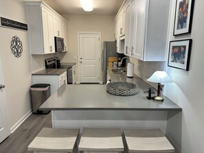 Kylskåp, mikrovågsugn, ugn och spishäll