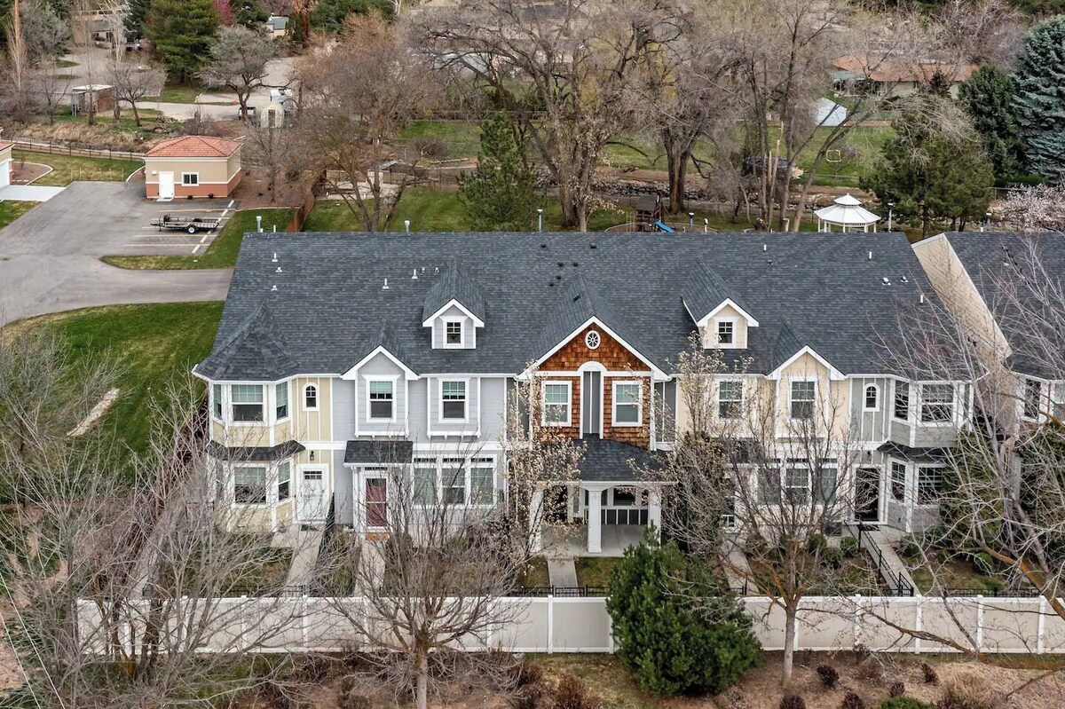 Ted Mason 5 Mi. Luxury Townhouse: Private, Quiet, Convenient w/ Fireplace & Park