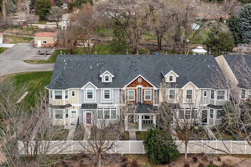 Ted Mason 5 Mi. Luxury Townhouse: Private, Quiet, Convenient w/ Fireplace & Park