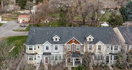 Ted Mason 5 Mi. Luxury Townhouse: Private, Quiet, Convenient w/ Fireplace & Park