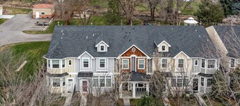 Ted Mason 5 Mi. Luxury Townhouse: Private, Quiet, Convenient w/ Fireplace & Park