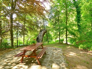 A picnic table in a forested area with a stone path. - Spacious home with shared pool (Migliorini - Pistoia)