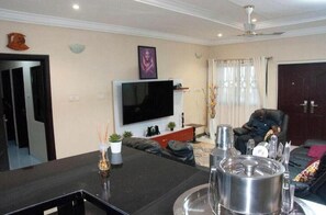 Living area - McCarthy Hill House 5 - 2 (accra)