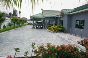 Property grounds - McCarthy Hill House 5 - 2 (accra)