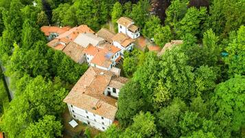 Una vista aerea di una zona residenziale con case a schiera circondata da vegetazione lussureggiante.