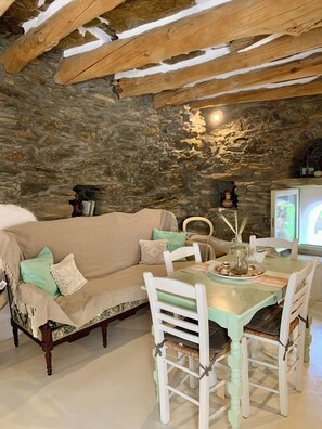 Smart TV, books, stereo