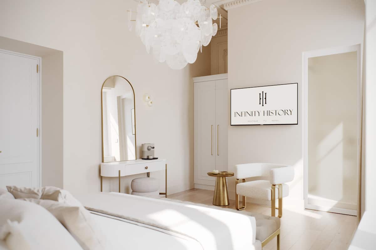Quarto moderno e minimalista com uma cama grande, uma toucador com espelho, um espelho com moldura dourada e uma placa emoldurada com a inscrição 