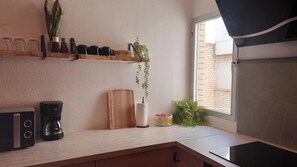 Een koelkast, een magnetron, een oven, een kookplaat