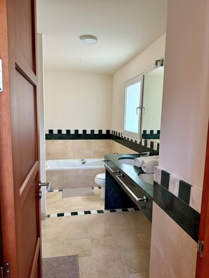 Dusche, Whirlpool, Bidet, Handtücher