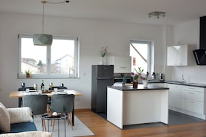 Frigorifero, microonde, forno, piano cottura