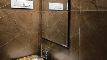 Deluxe Double Room | Bathroom | Shower, rainfall showerhead, towels, soap