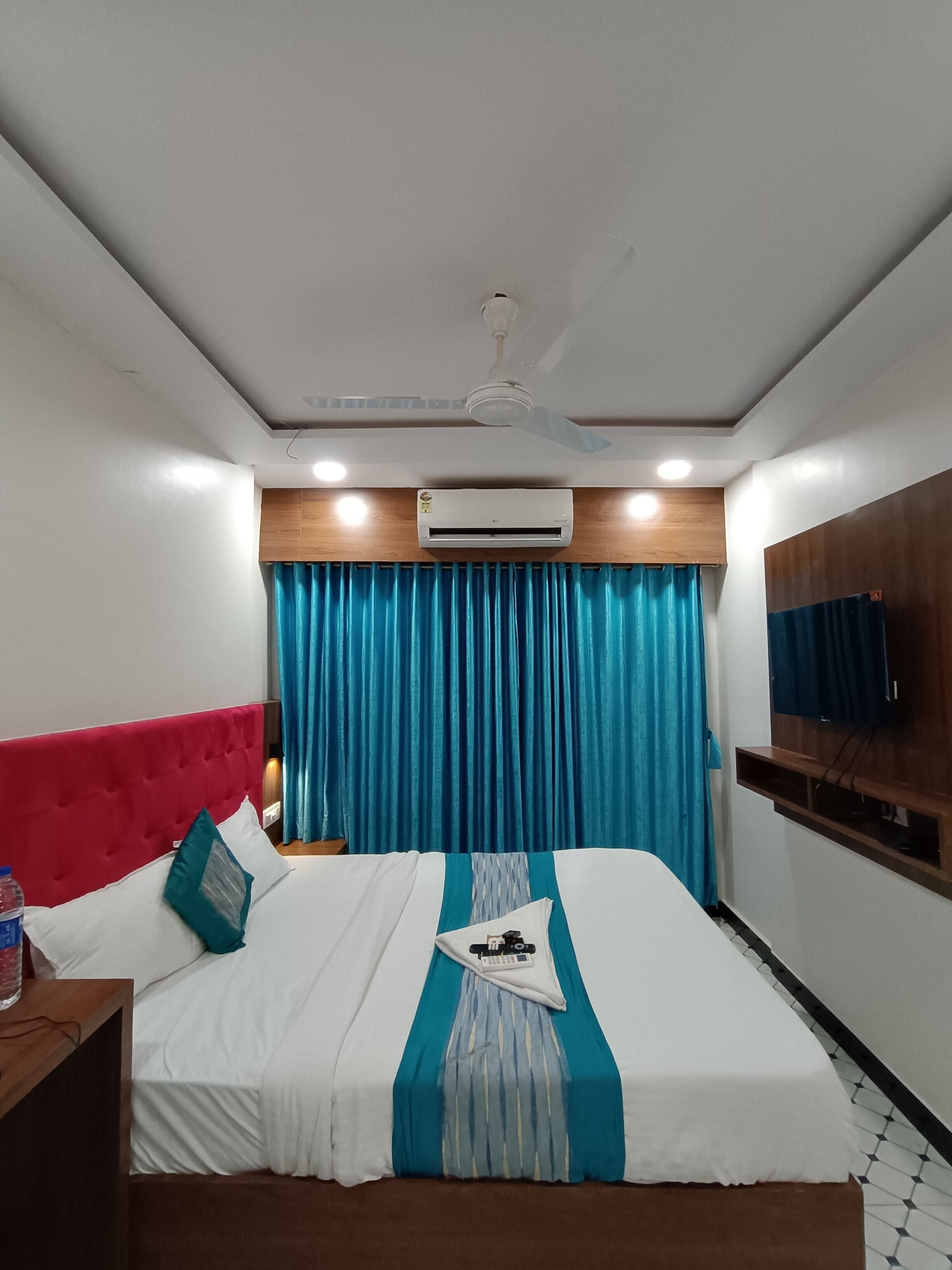 Escritorio y espacio para trabajar con laptop 