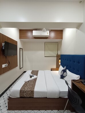 Deluxe Double Room | Desk, laptop workspace, iron/ironing board, bed sheets - Hotel Best (Mumbai)