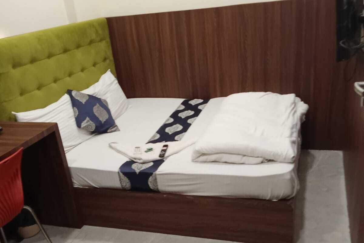 Standard Room | 1 bedroom, desk, laptop workspace, iron/ironing board
