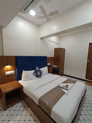 豪華雙人房 | 書桌、筆電工作空間、熨斗/熨衣板、床單