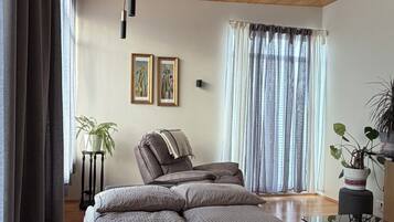 3 quartos, escrivaninha, ferros/tábuas de passar roupa, berço de viagem