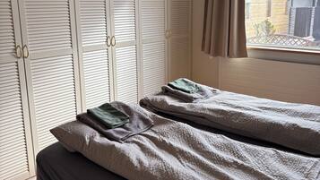 3 Schlafzimmer, Schreibtisch, Bügeleisen/Bügelbrett, Reisekinderbett