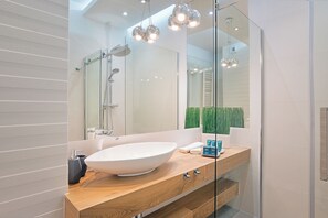 Appartement Deluxe, vue cour intérieure | Salle de bain