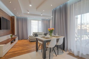 Deluxe Apartment, Courtyard View | Soundproofing, iron/ironing board, free WiFi, bed sheets
