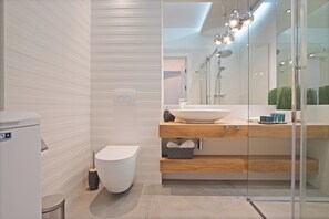 Deluxe appartement, uitzicht op de binnenplaats | Badkamer | Pantoffels