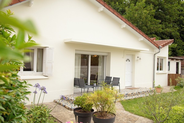 Vue sur maison du coin du jardin.