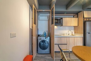 Geladeira, micro-ondas, fogão, cafeteira/chaleira