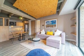 Un espace de vie moderne comprenant une cuisine, un coin repas et un espace détente.