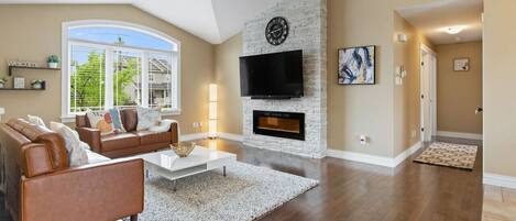 スマートテレビ、暖炉、書斎 / ワークスペース