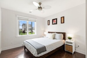 4 makuuhuonetta, työpöytä, silitysrauta/-lauta, vauvan matkasänky